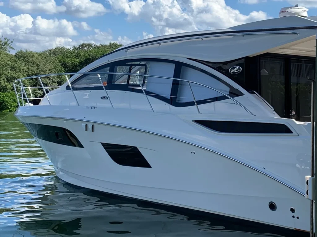 Bow and cabin of a ceramic coated Sea Ray Sundancer in Tampa Bay